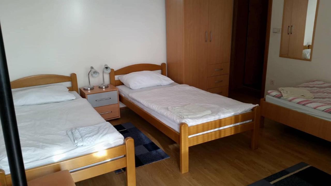 Prenociste Dzinic Hotel Zupanja Bagian luar foto