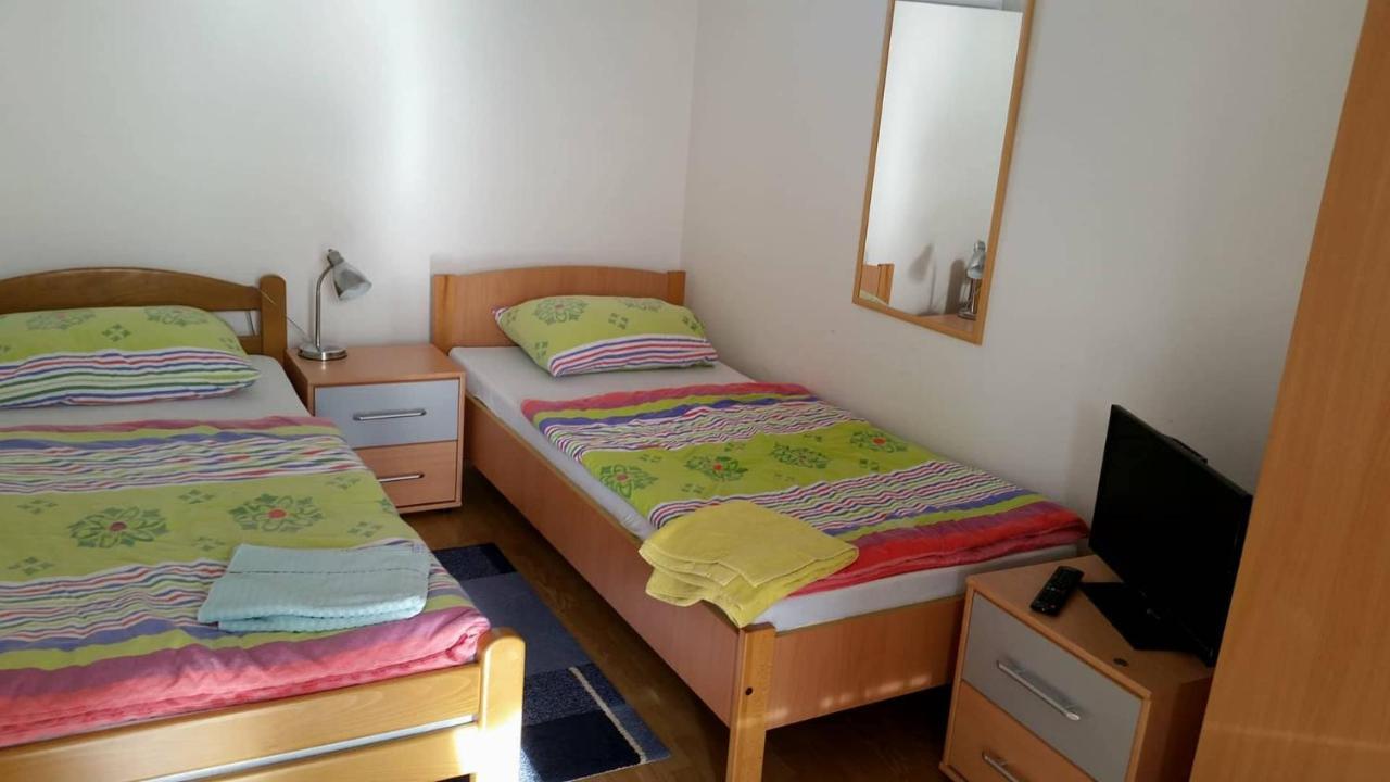 Prenociste Dzinic Hotel Zupanja Bagian luar foto