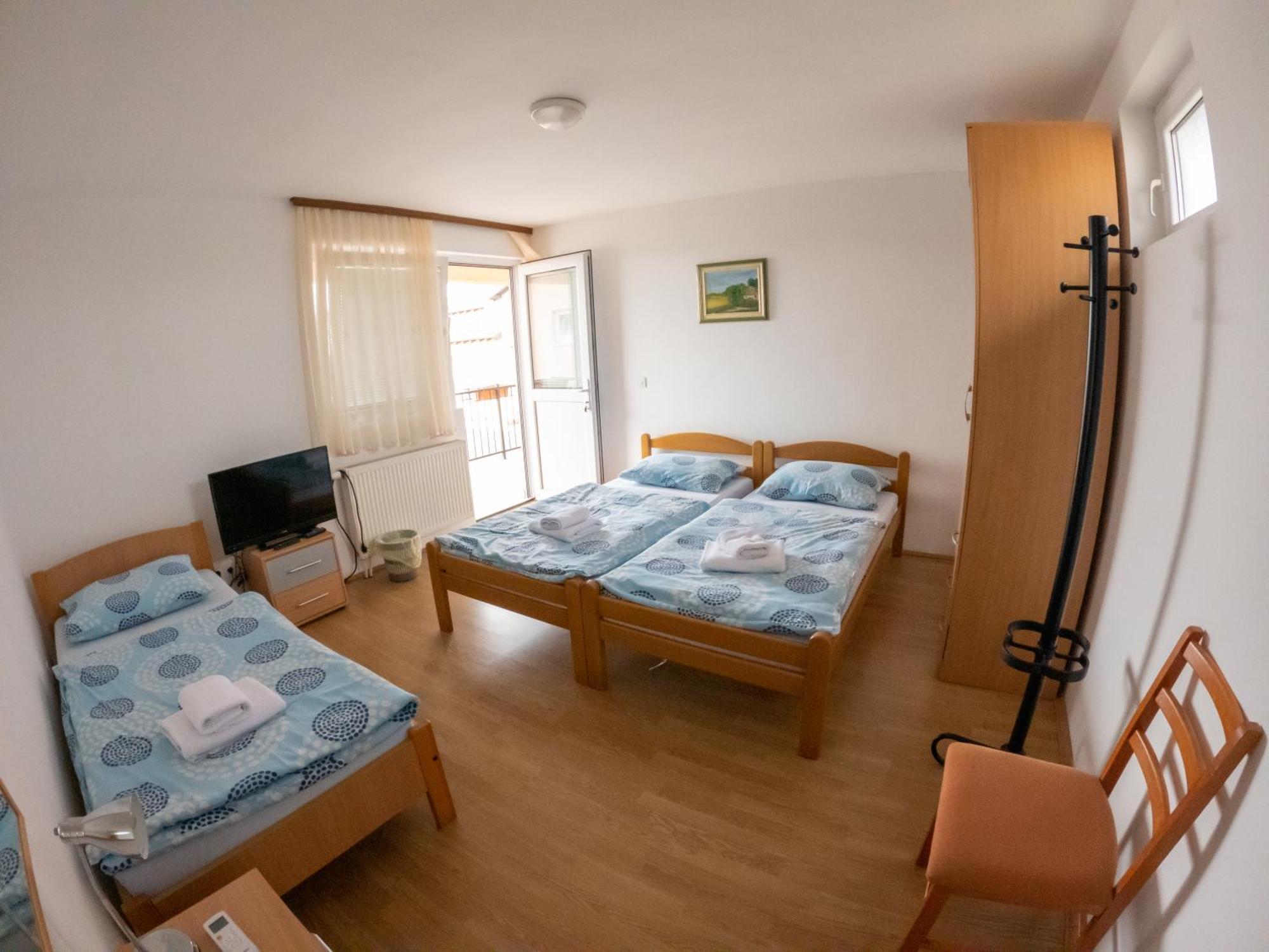 Prenociste Dzinic Hotel Zupanja Bagian luar foto