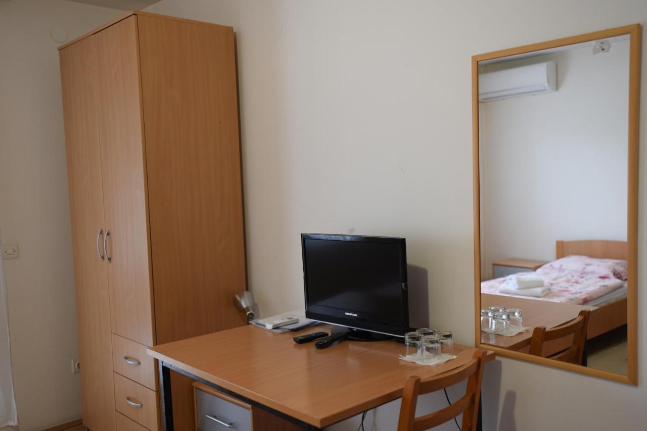 Prenociste Dzinic Hotel Zupanja Bagian luar foto