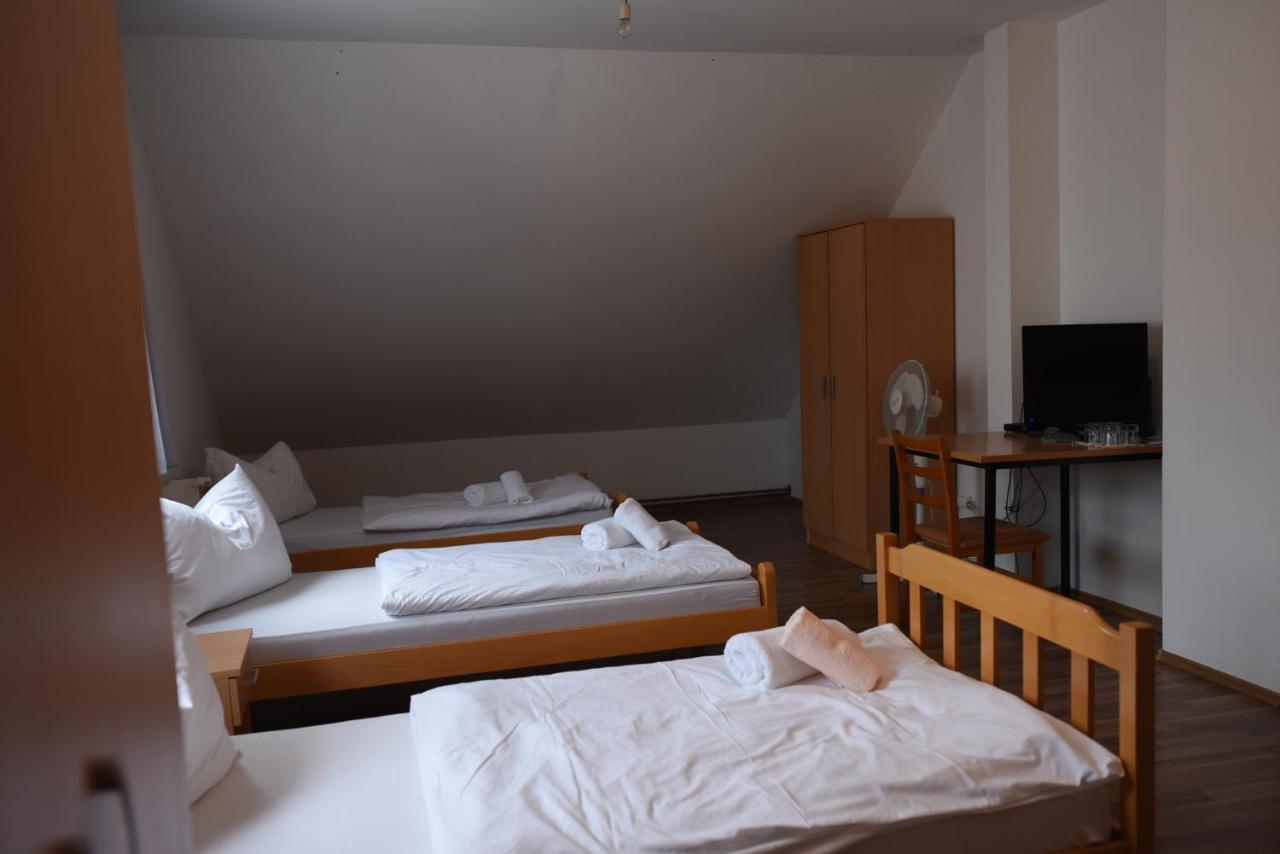 Prenociste Dzinic Hotel Zupanja Bagian luar foto